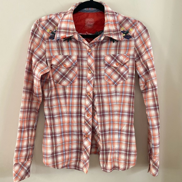 Beautiful plaid embroidered shirt - Picture 2 of 4